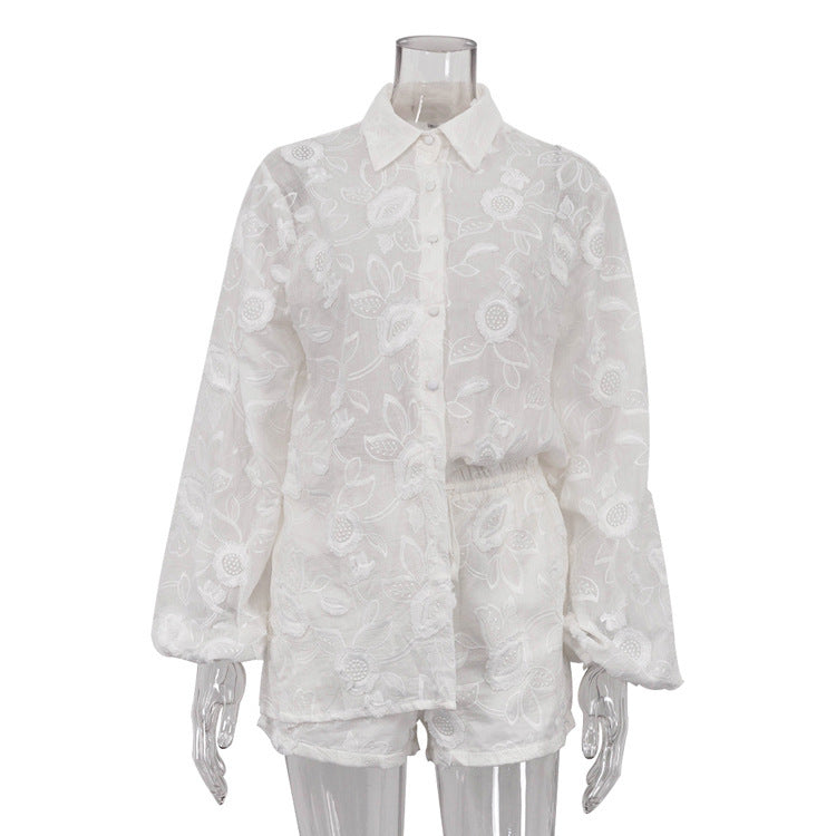 Chemise transparente brodée, short taille haute