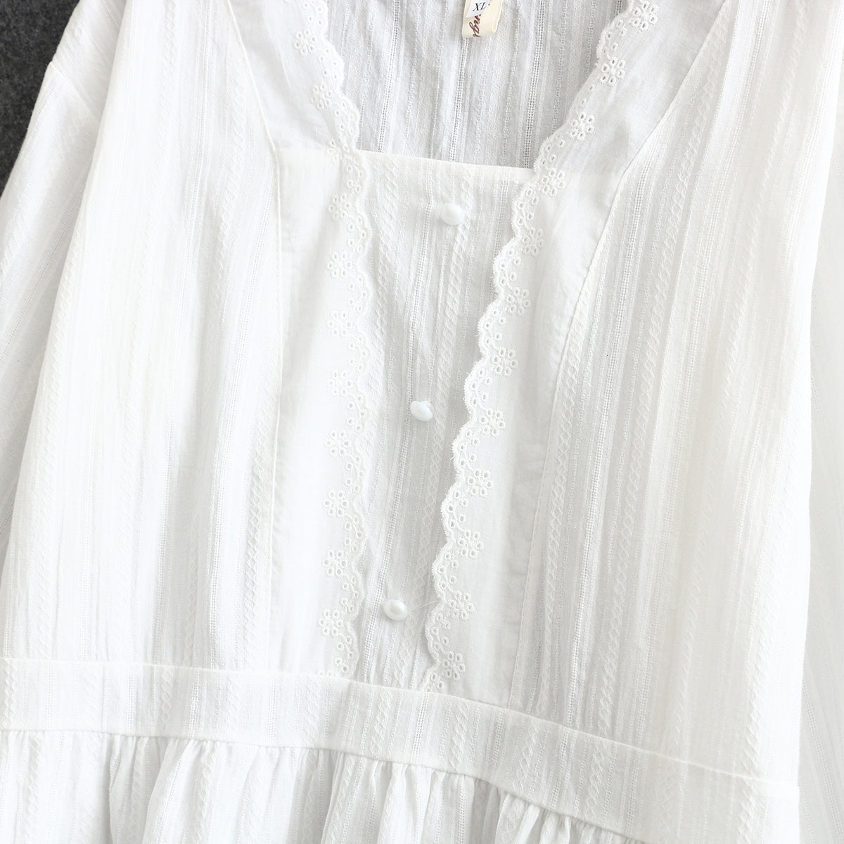 Chemise à manches longues et petit col carré