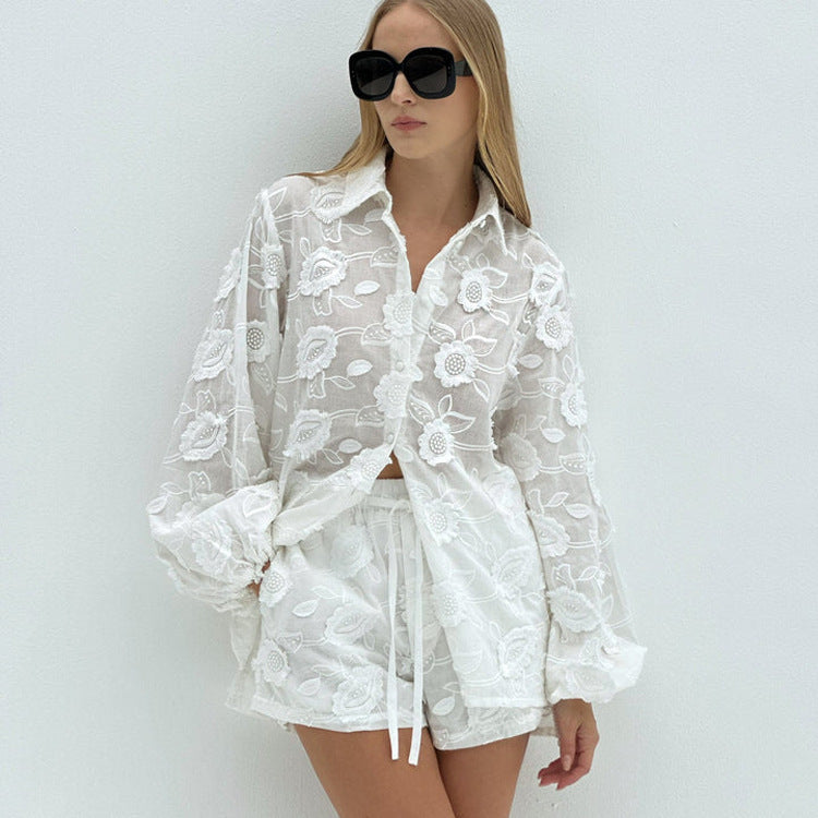 Chemise transparente brodée, short taille haute