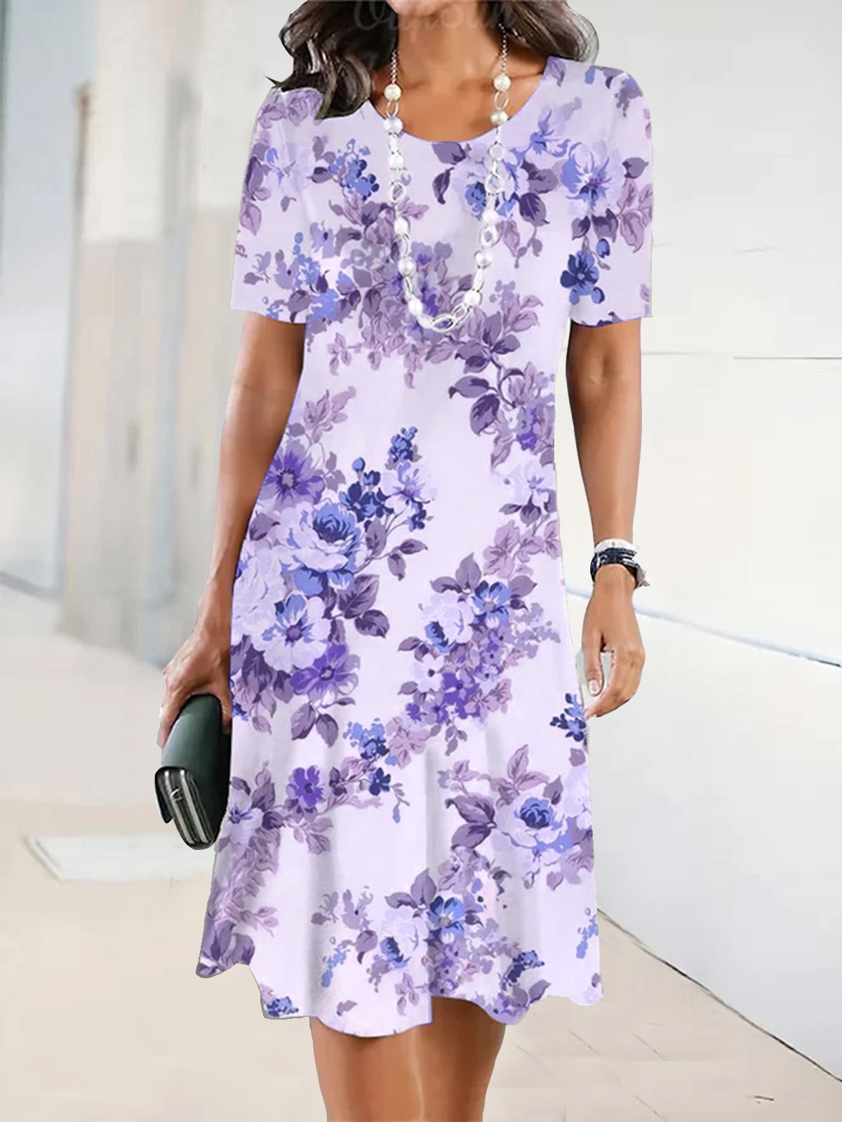 Robe fleurie vintage au design moderne pour femme