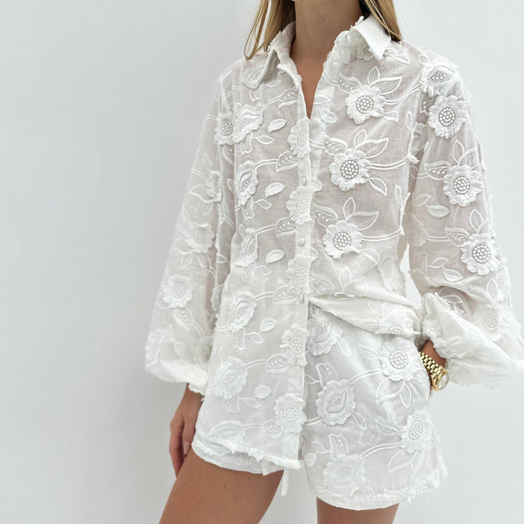 Chemise transparente brodée, short taille haute