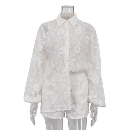 Chemise transparente brodée, short taille haute