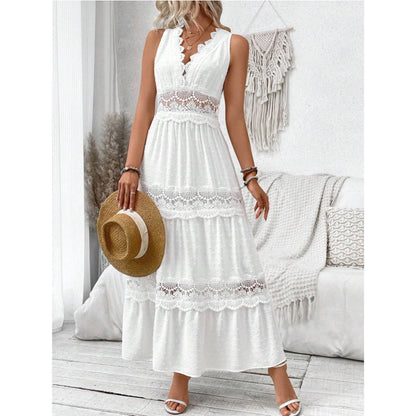 Robe sans manches avec une fente et une broderie en dentelle