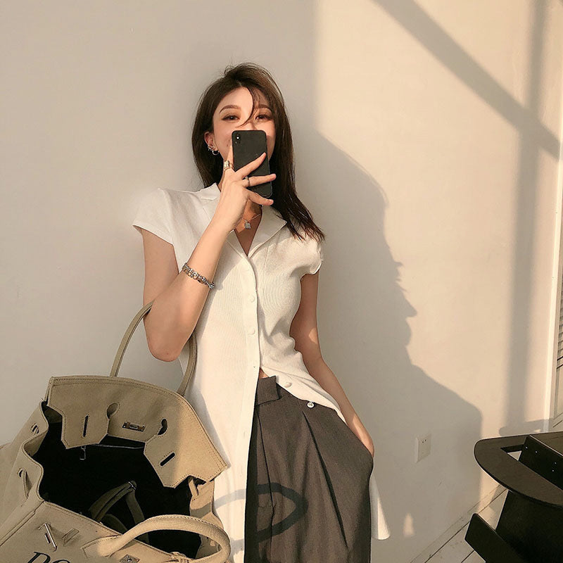 Robe en tricot à col polo, sac, jupe à la hanche