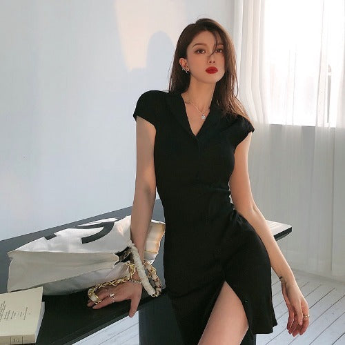 Robe en tricot à col polo, sac, jupe à la hanche