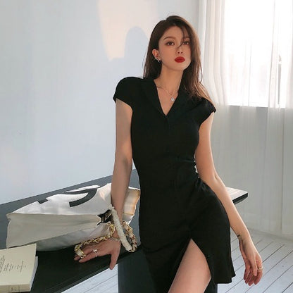 Robe en tricot à col polo, sac, jupe à la hanche