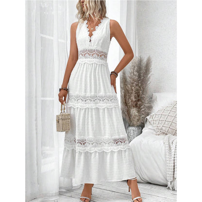 Robe sans manches avec une fente et une broderie en dentelle