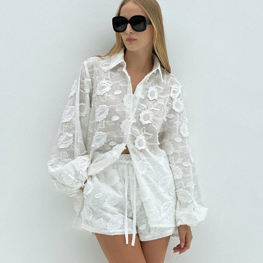 Chemise transparente brodée, short taille haute