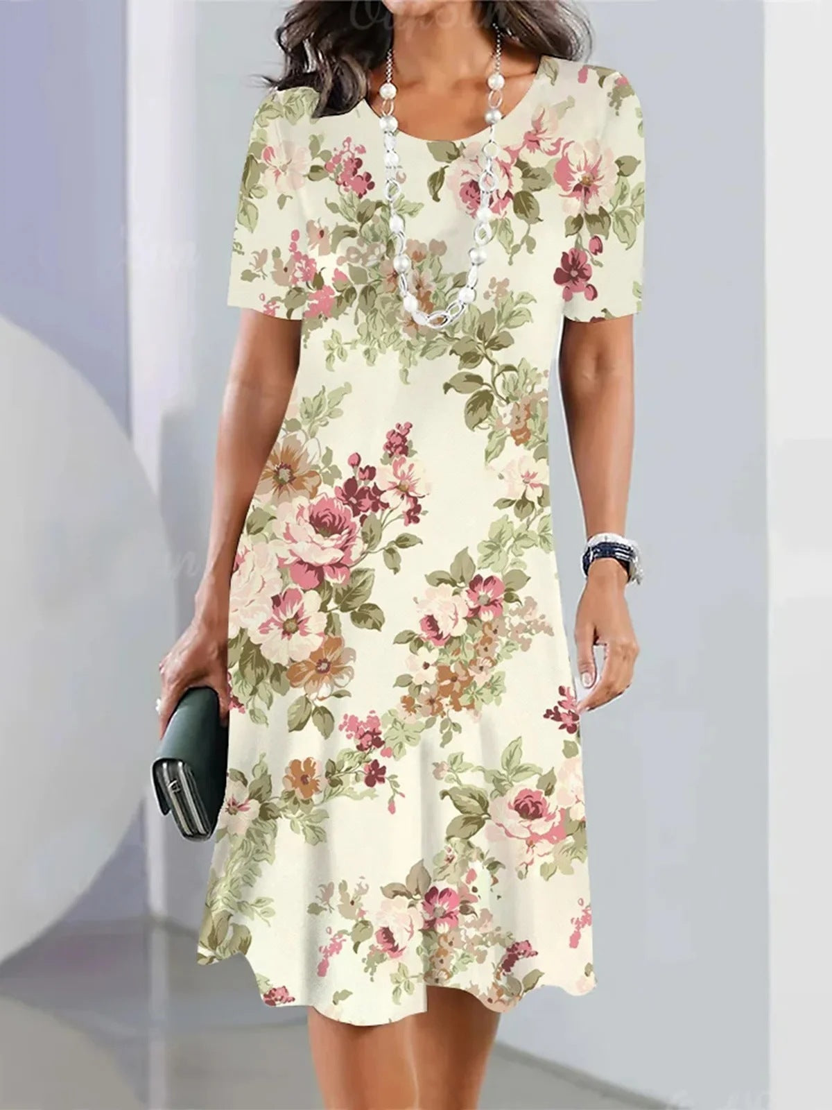 Robe fleurie vintage au design moderne pour femme