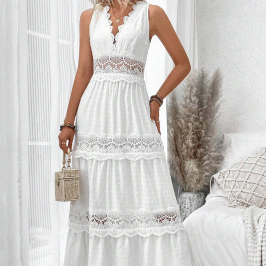 Robe sans manches avec une fente et une broderie en dentelle