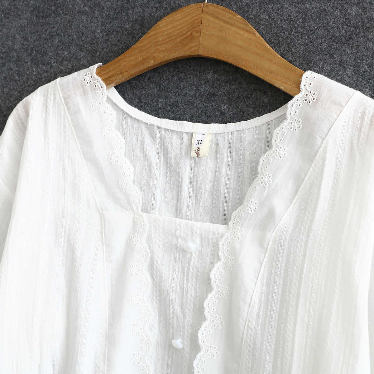 Chemise à manches longues et petit col carré