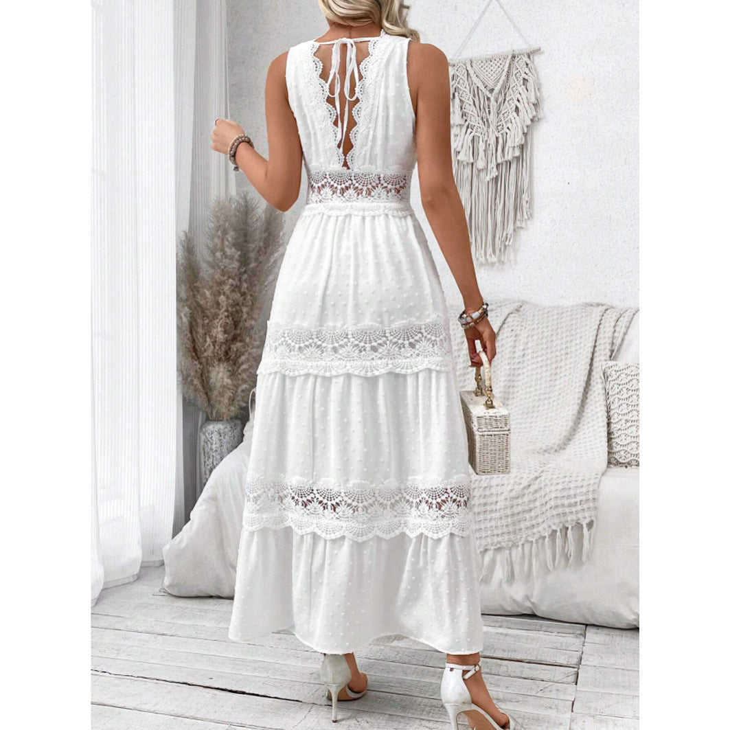 Robe sans manches avec une fente et une broderie en dentelle