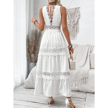 Robe sans manches avec une fente et une broderie en dentelle