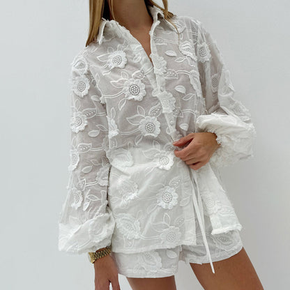 Chemise transparente brodée, short taille haute
