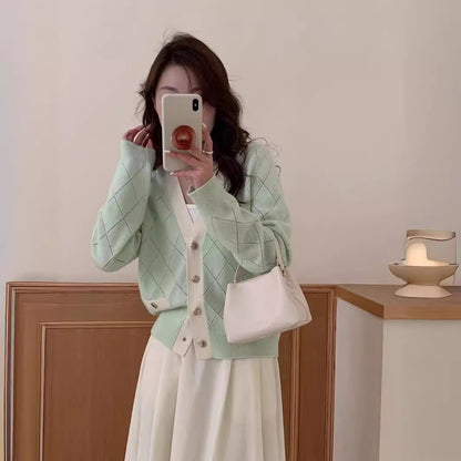 Un pull en cachemire de couleur vive.