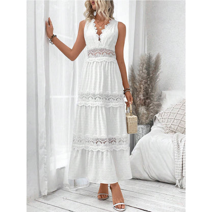 Robe sans manches avec une fente et une broderie en dentelle