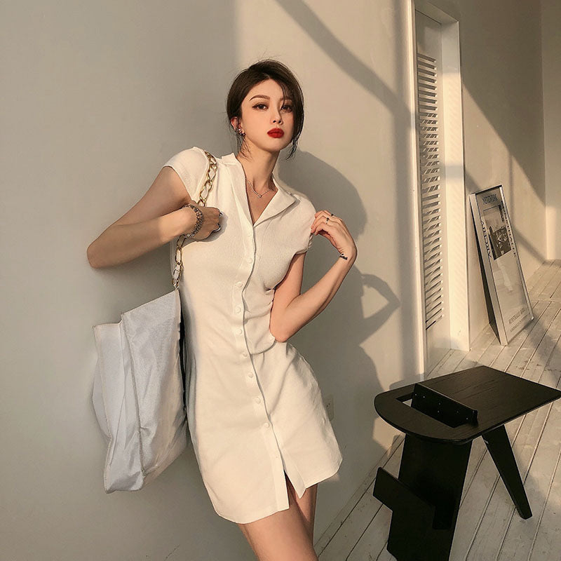 Robe en tricot à col polo, sac, jupe à la hanche