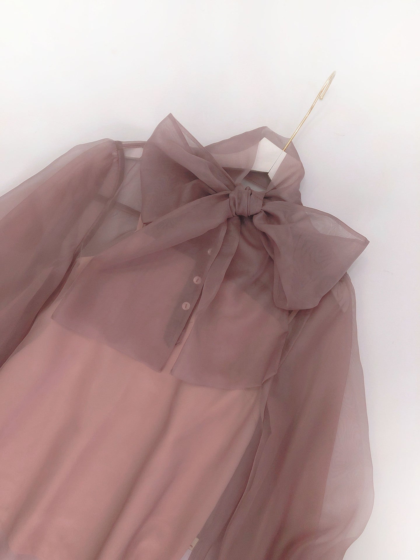 Tulle en mousseline transparente au design élégant et moderne