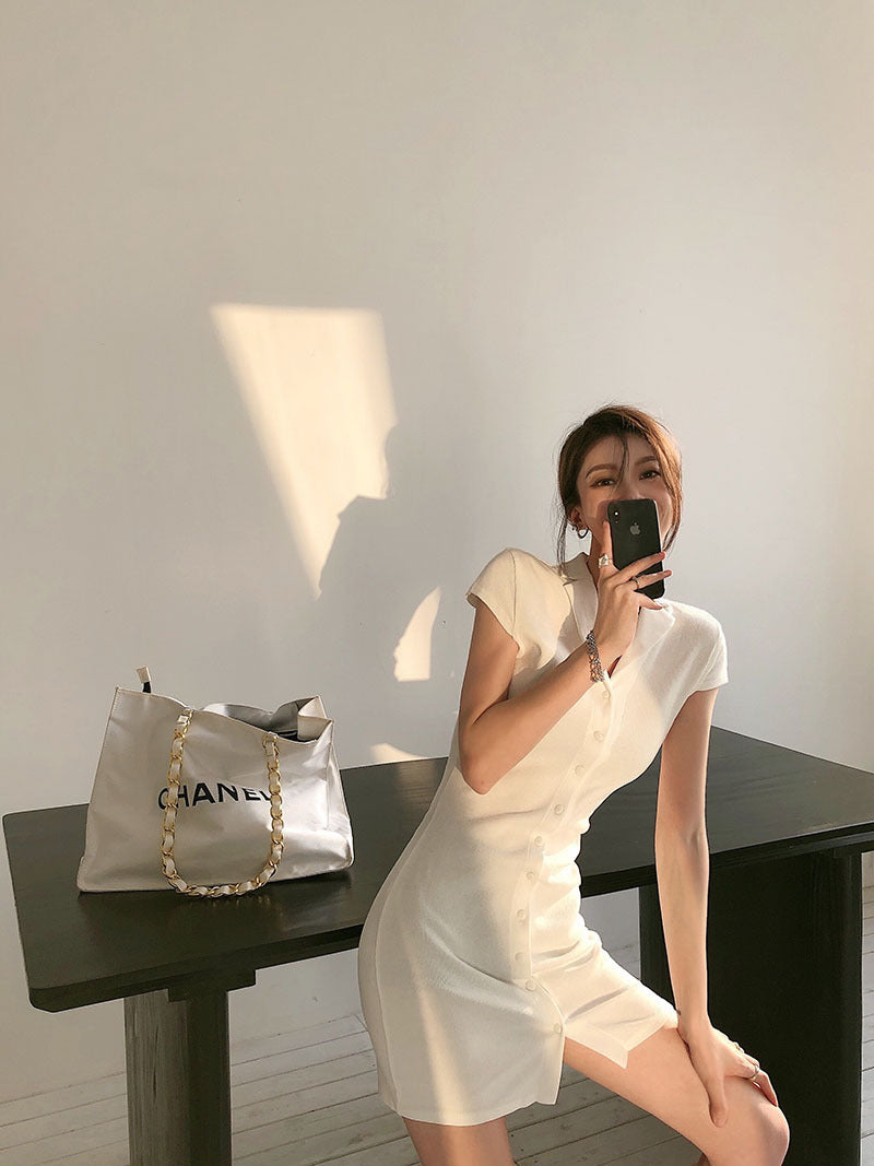 Robe en tricot à col polo, sac, jupe à la hanche