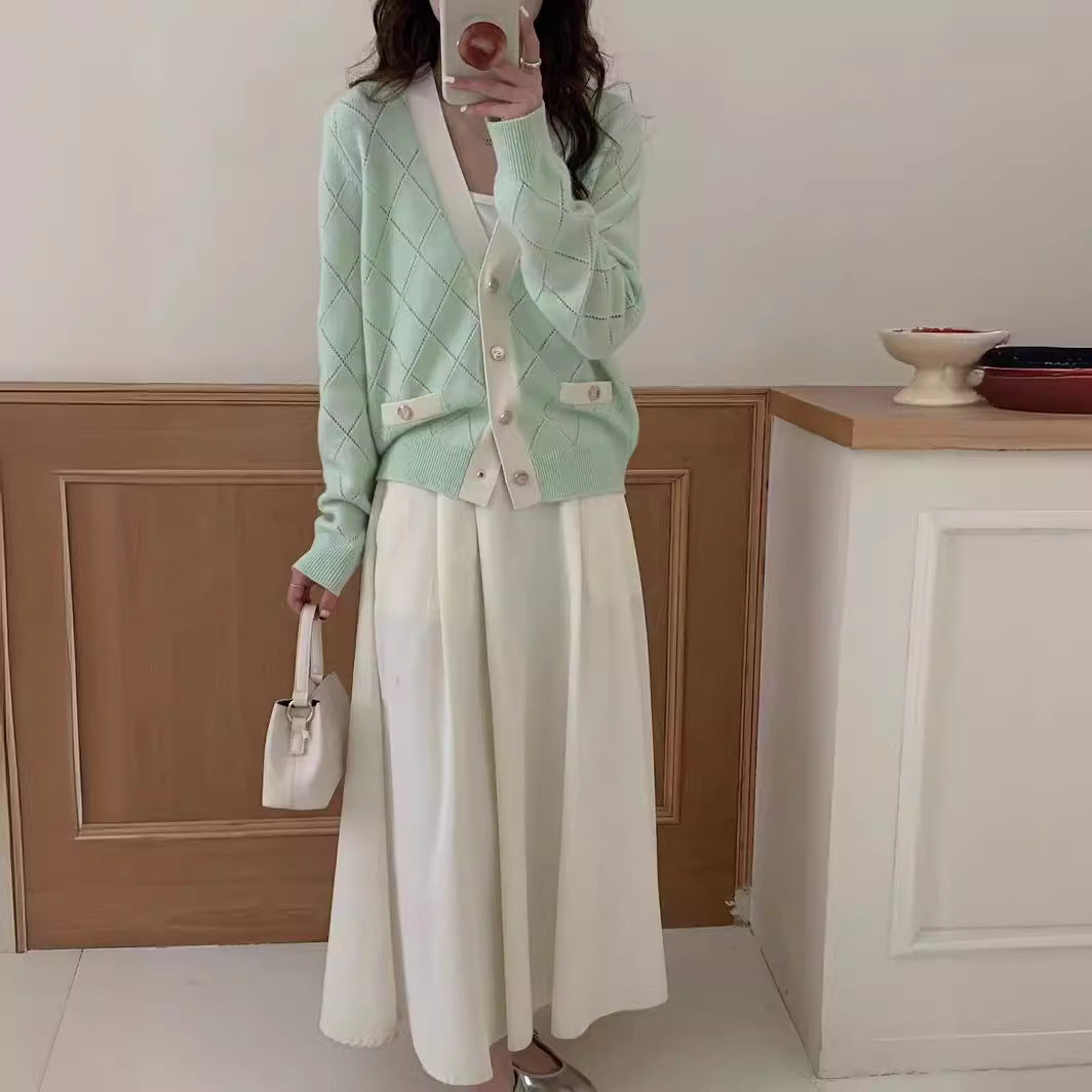 Un pull en cachemire de couleur vive.