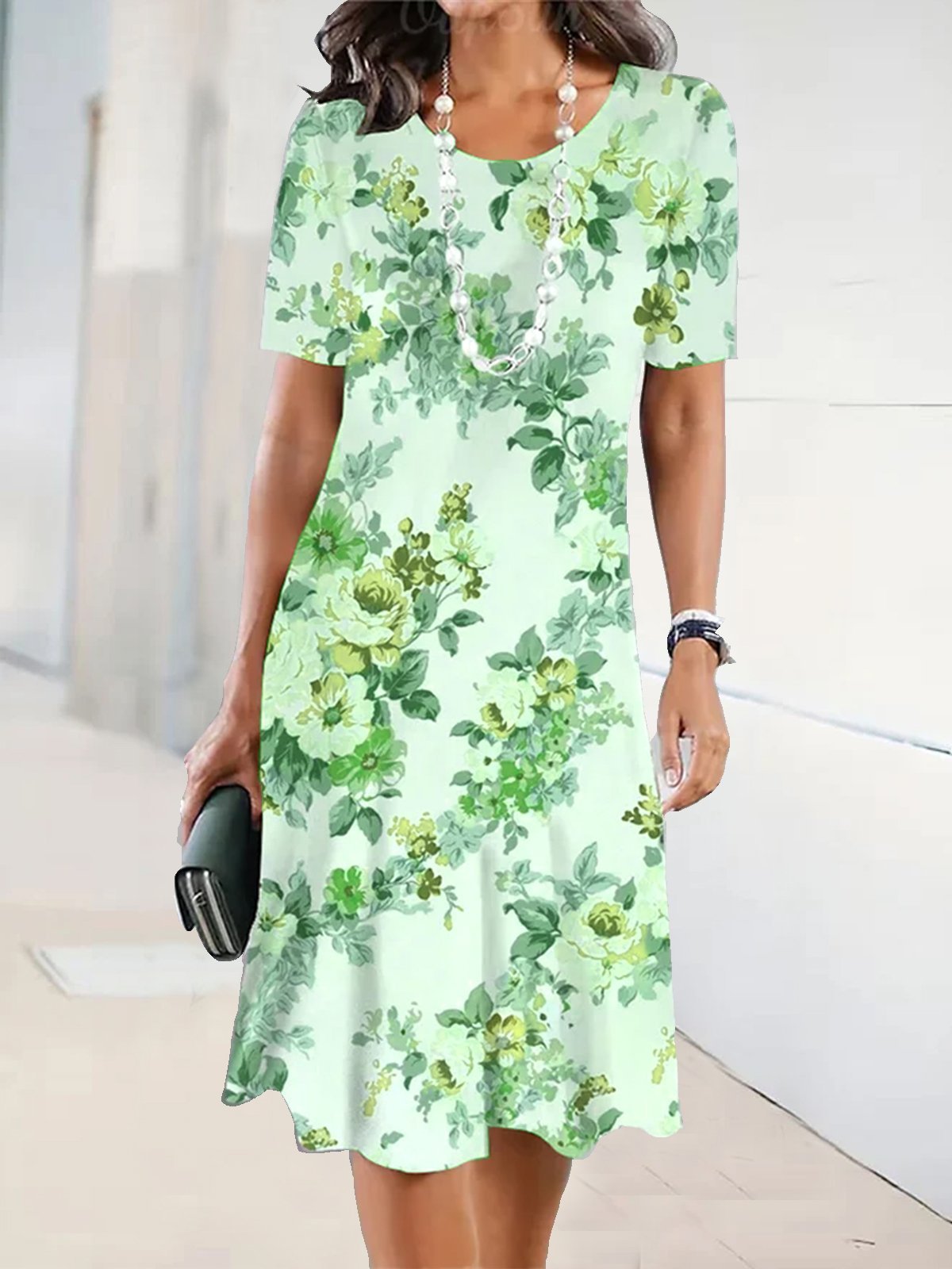 Robe fleurie vintage au design moderne pour femme