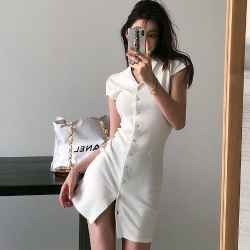 Robe en tricot à col polo, sac, jupe à la hanche