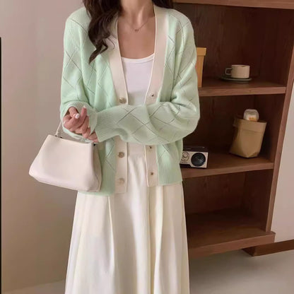 Un pull en cachemire de couleur vive.