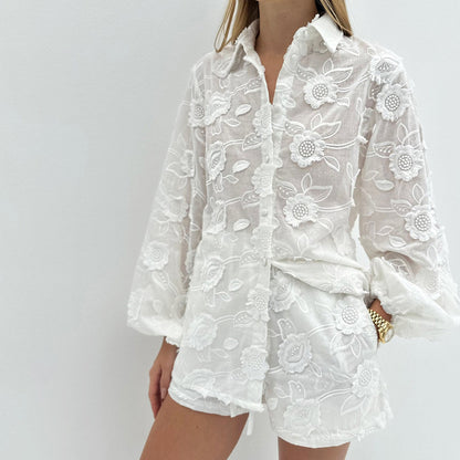Chemise transparente brodée, short taille haute